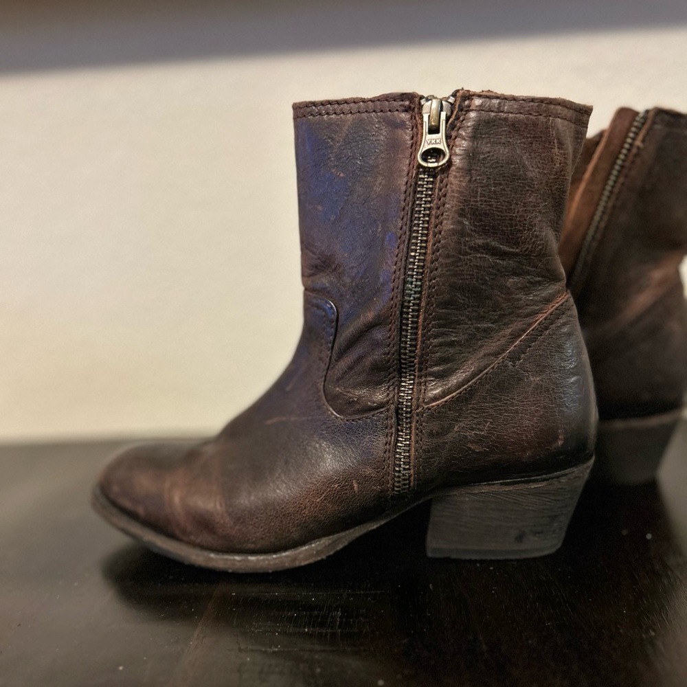 Hudson boots. Size 8. Leather.
